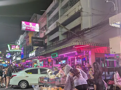 Smoke & Mirrors Bar Soi 6