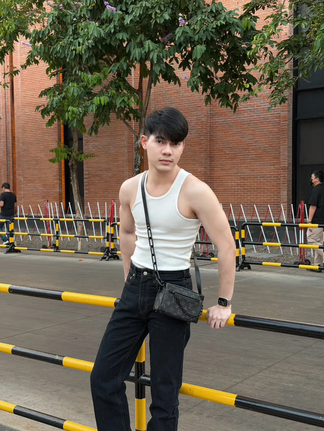 Foto ke-2 dari HUGO
