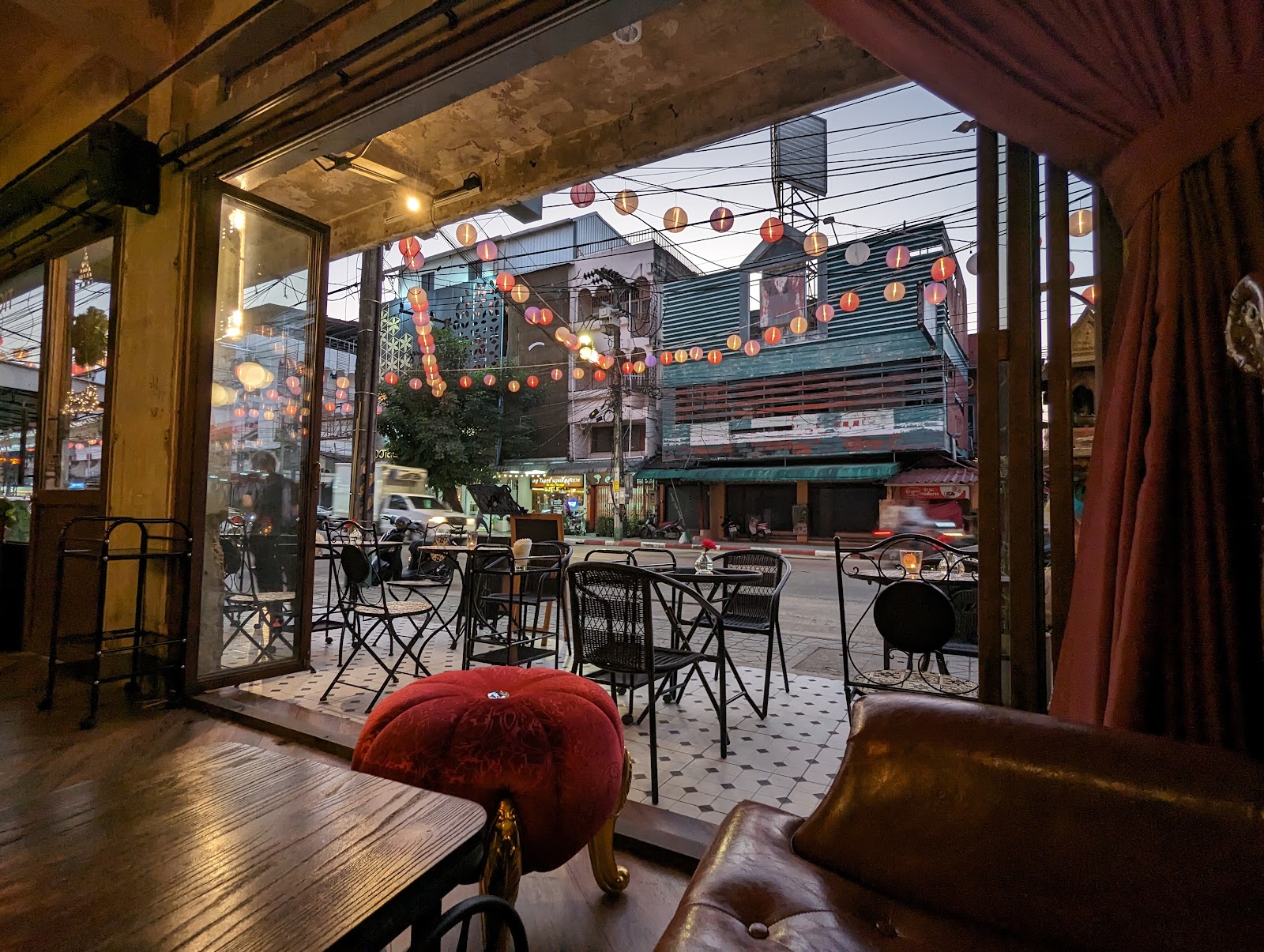 Lao Khan (Tiger Vibe) Wine Bar & Eatery