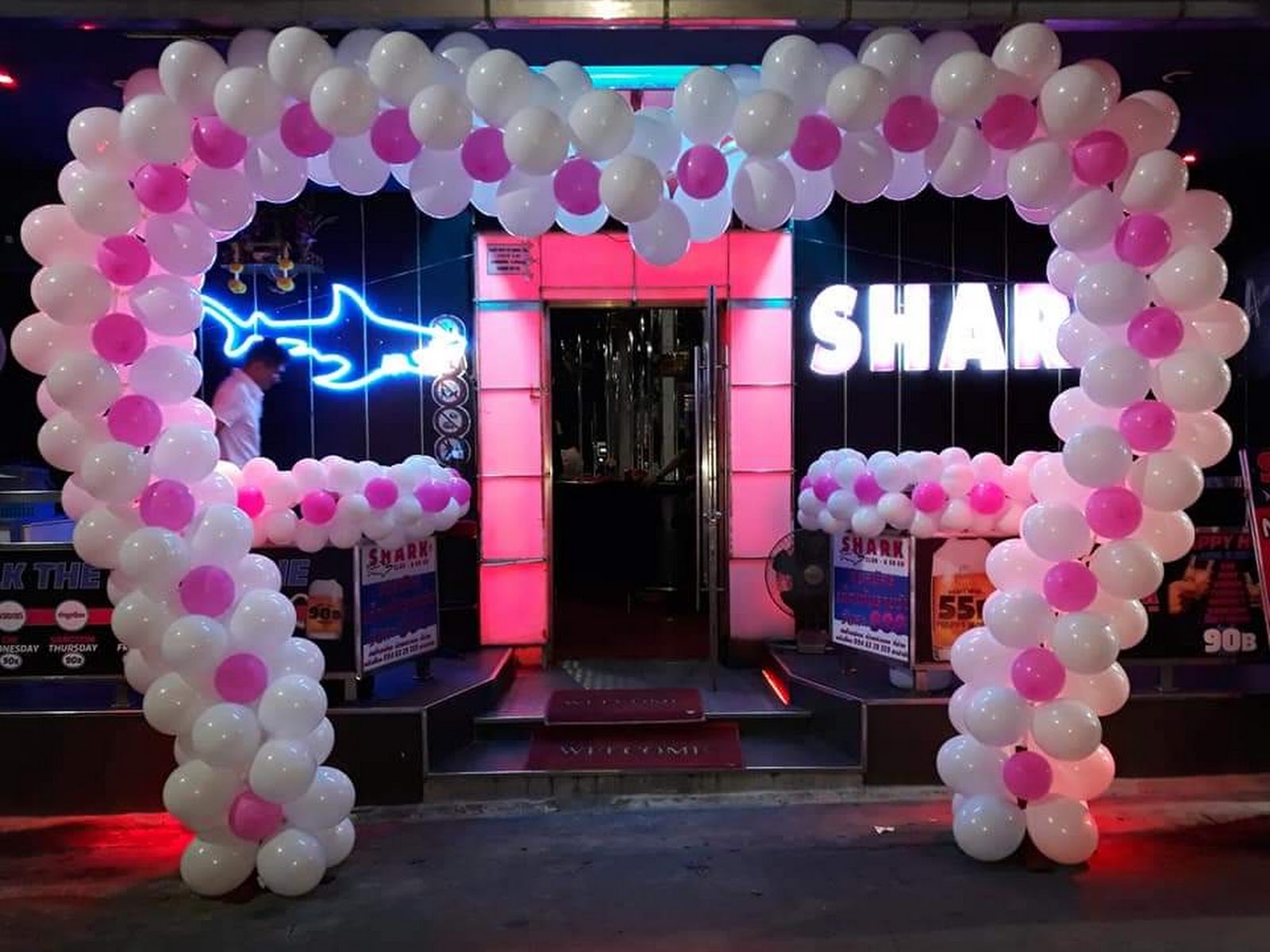 Shark Club Dancing Table photo 9