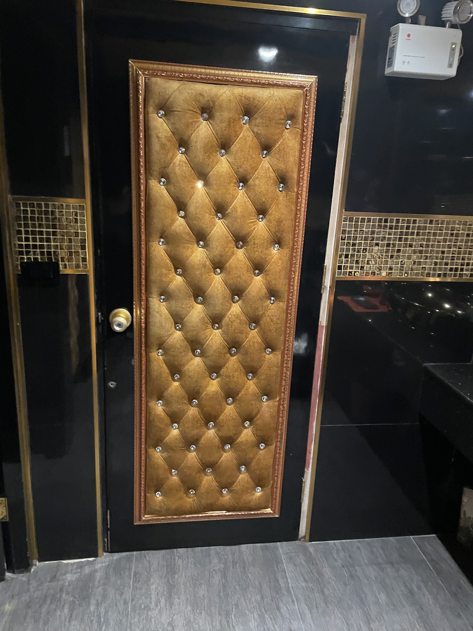 High Rollers Sports Bar And Gentleman's Club
