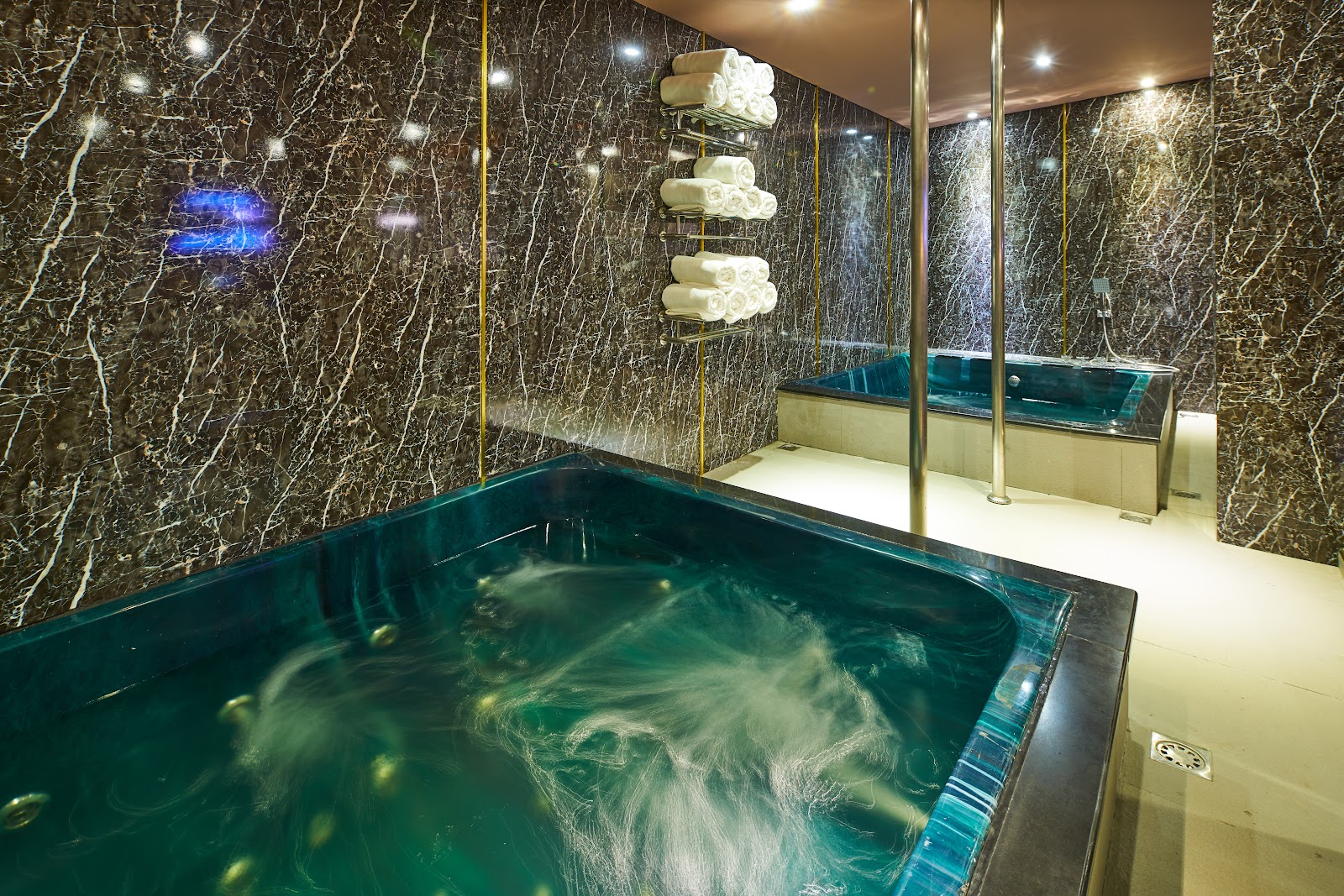 Colonze Massage & Entertainment