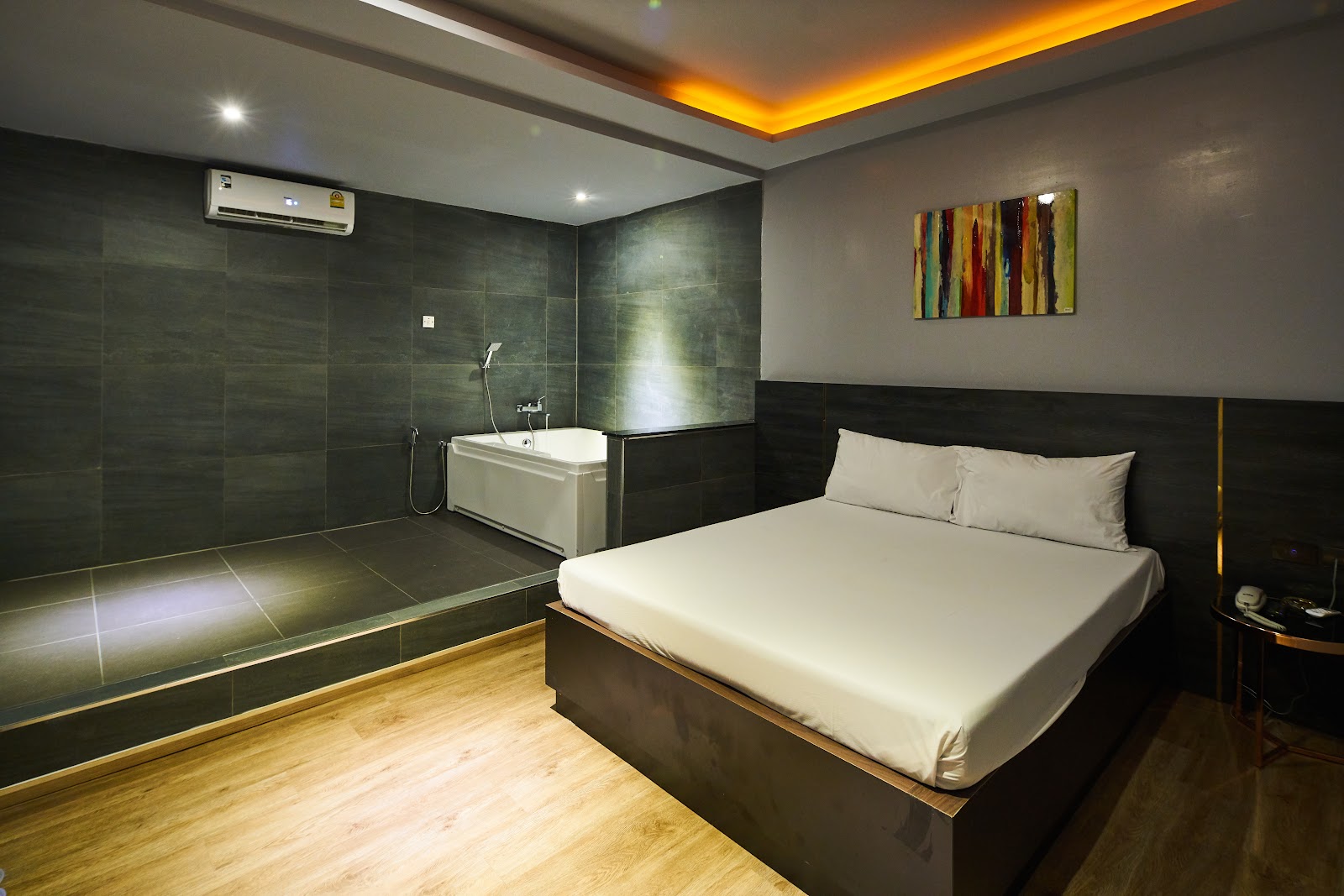 Colonze Massage & Entertainment photo 17