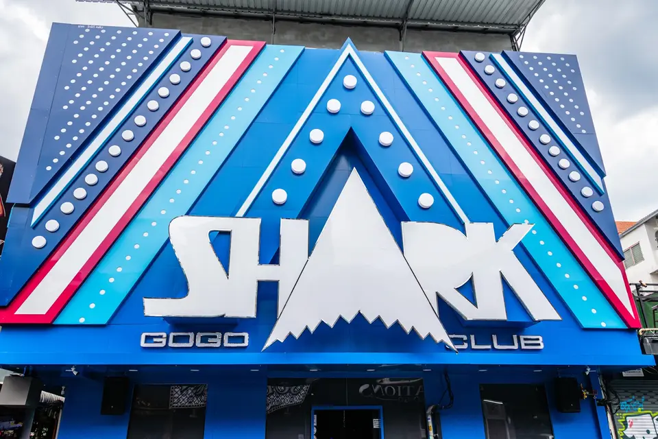 SHARK GOGO CLUB