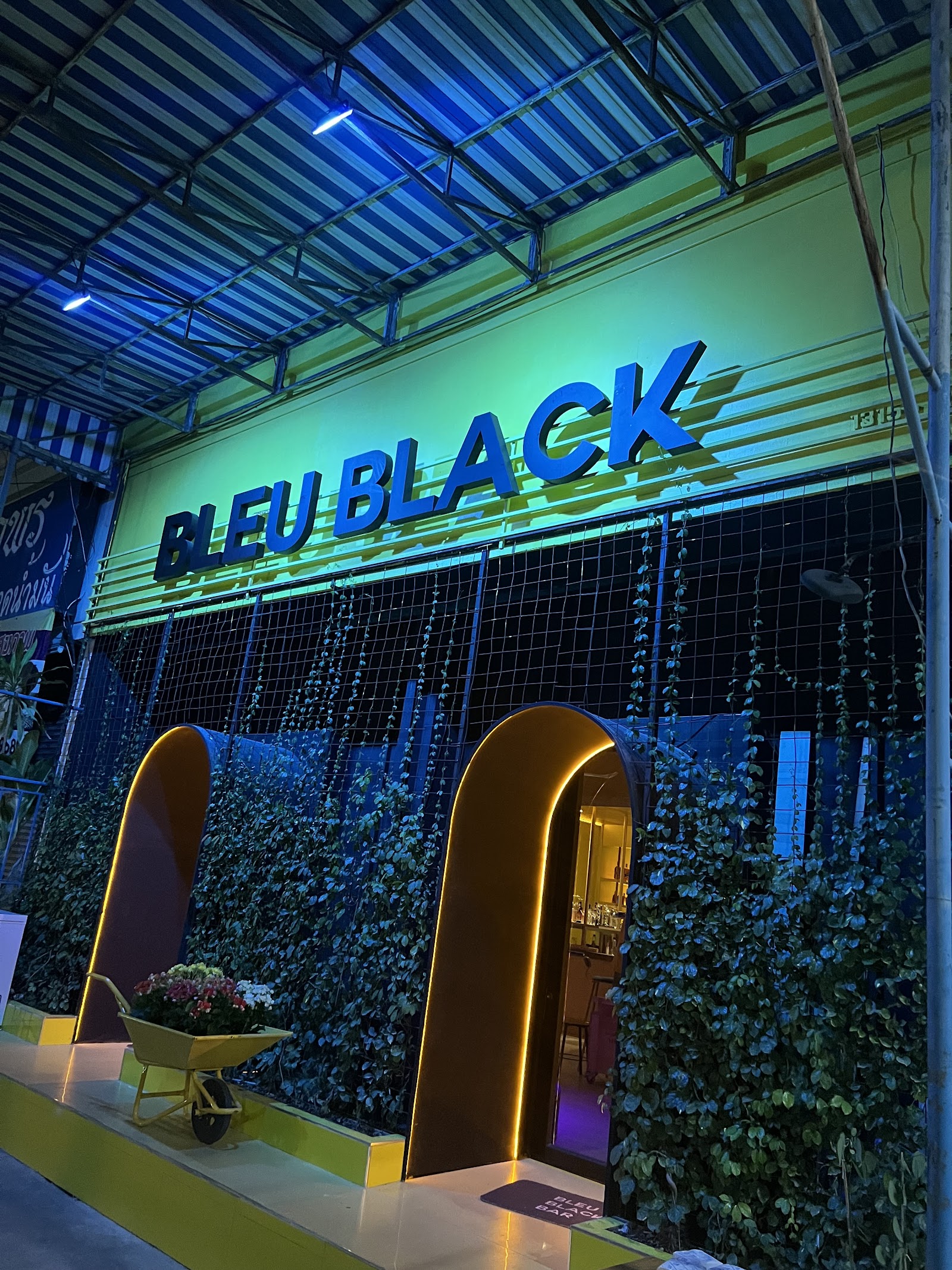 bleublackbar photo 8