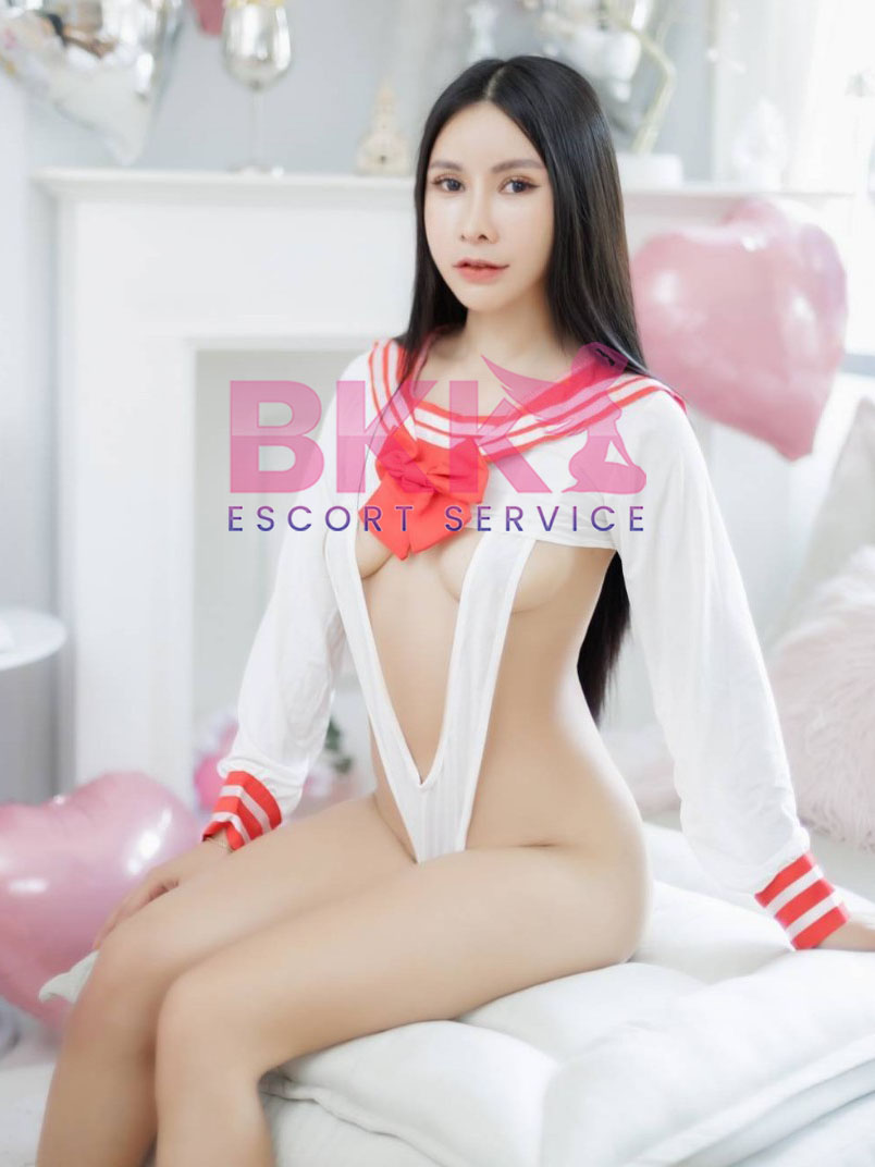 Nicole photo 4